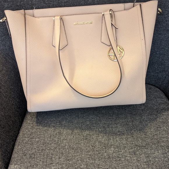 Michael Kors Powder Pink Tote with Removable Pouch and Pocket Bag - Picture 2 of 5